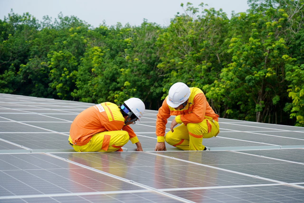 services-01 Workers installing photovoltaic solar panels on a sunny day, promoting renewable energy.